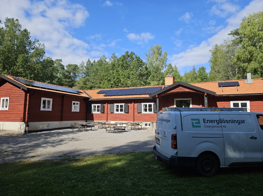 Svarta solcellspaneler på tegeltak hos ett pastorat i Stockholm, sett ovanifrån