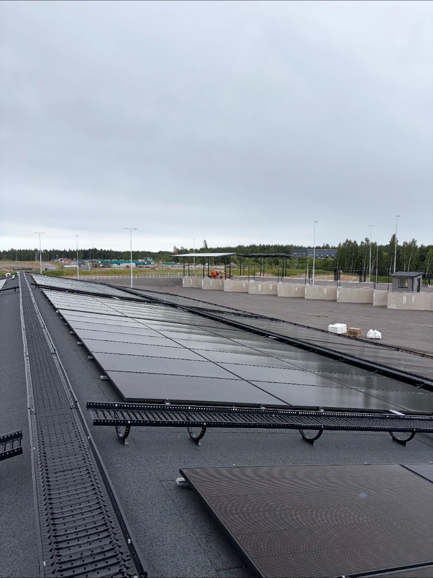 Överblick över takets solcellsinstallation med återvinningscentralens sorteringsgård i Nyköping intill