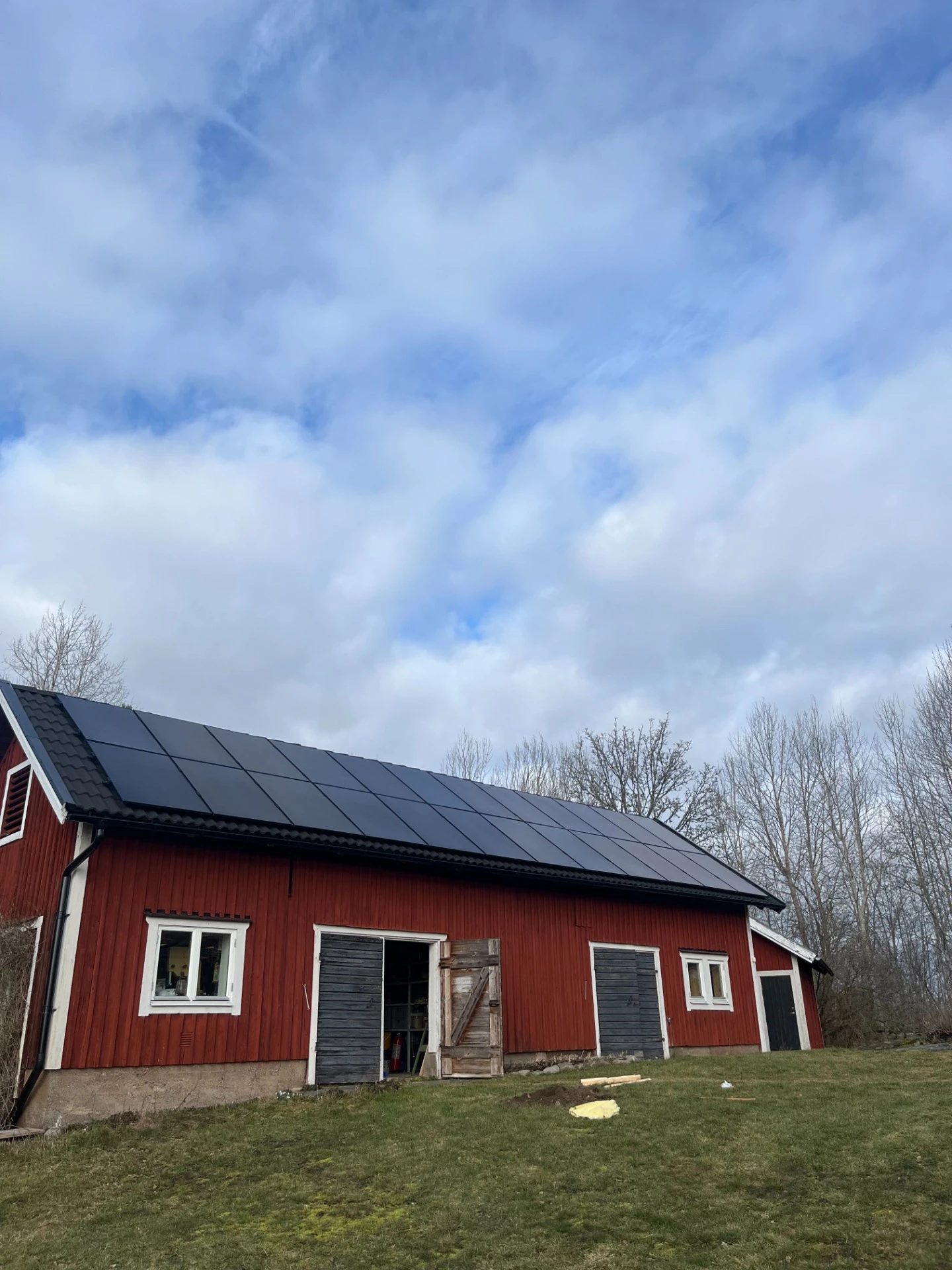Solcellsinstallation på lantbruksbyggnad i Östergötland